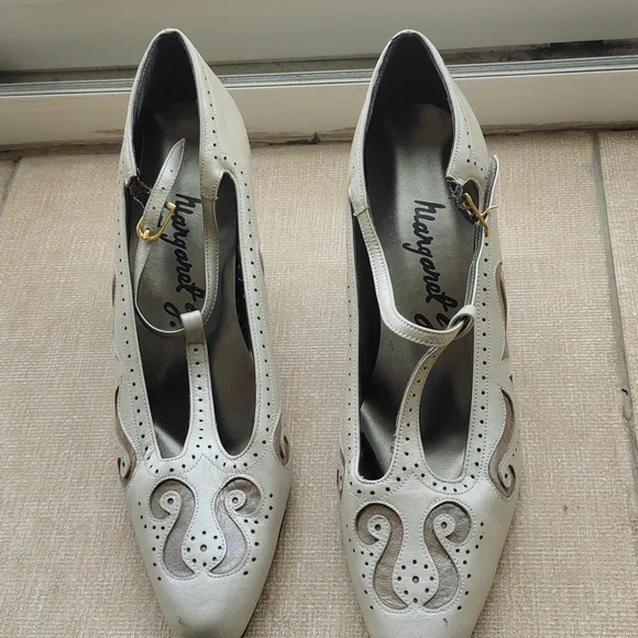 Ladies strappy leather heels. Size USA 8 1/2 Narrow.Vintage - Picture 6 of 8